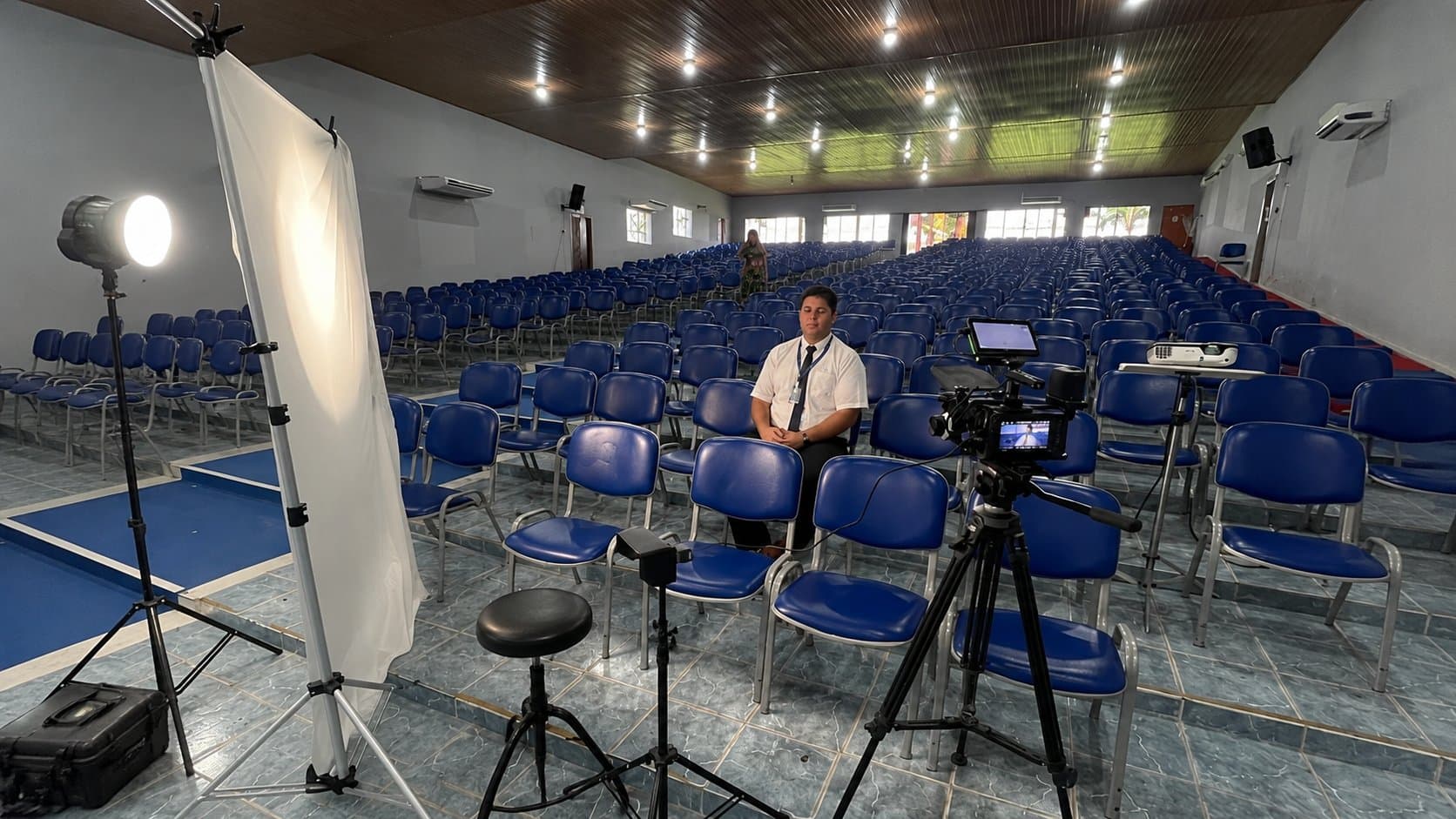 setup de entrevista em auditório, luz de estúdio portátil